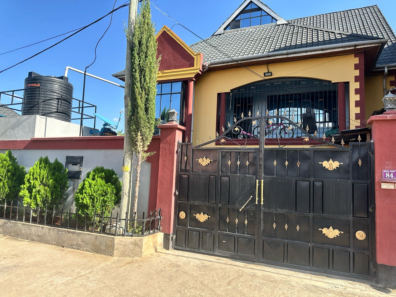 Spacious 3-Bedroom Airport Home in Utawala – Near JKIA ✈️ Entire 3-bedroom home | Up to 10 guests | KSh 4,500/night Perfect for families, groups, business travellers and