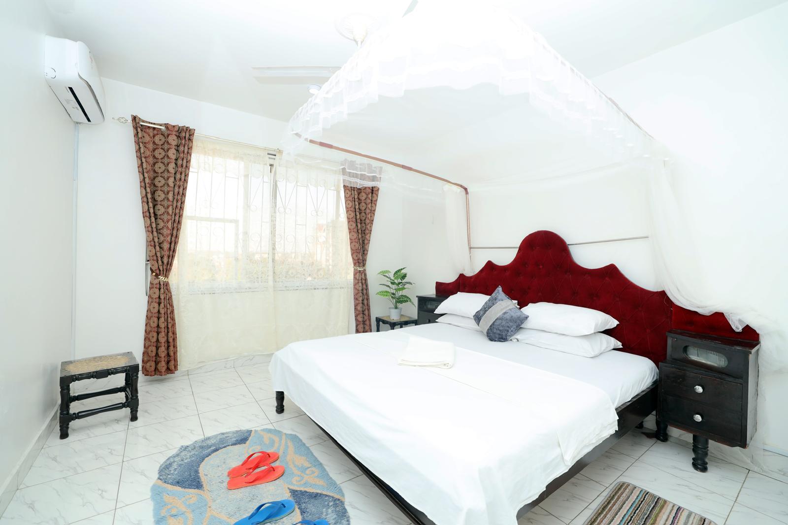 Nyali beach apartment Three bedroom master's ensuite. Walk to the beach
