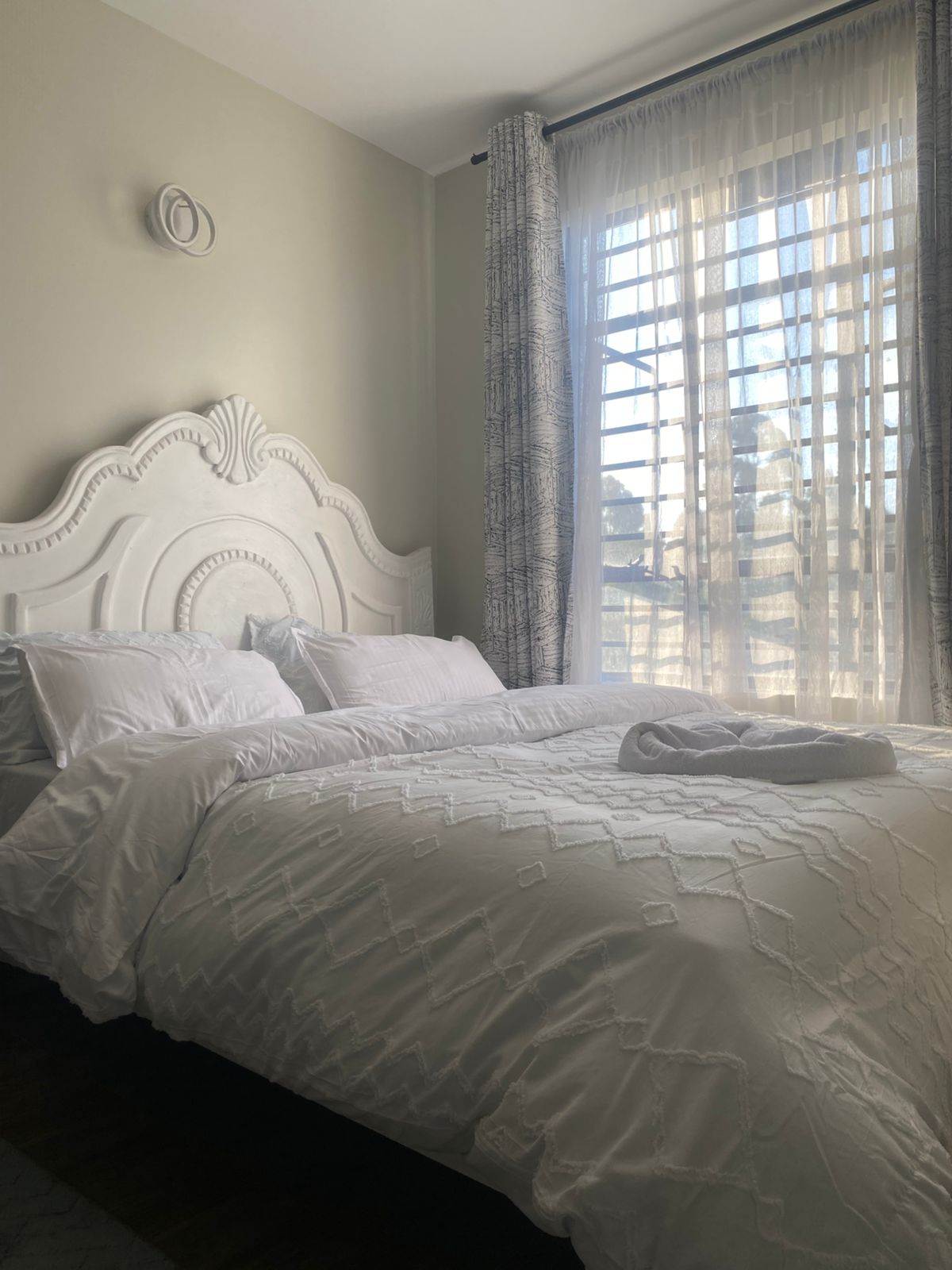 Executive Studio in Ruaka ✨ Enjoy a stylish, cozy stay just minutes from Two Rivers Mall and Village Market. This modern studio offers a fully equipped kitchen, Smart TV with Netflix, fast Wi-Fi, ampl - Image 1