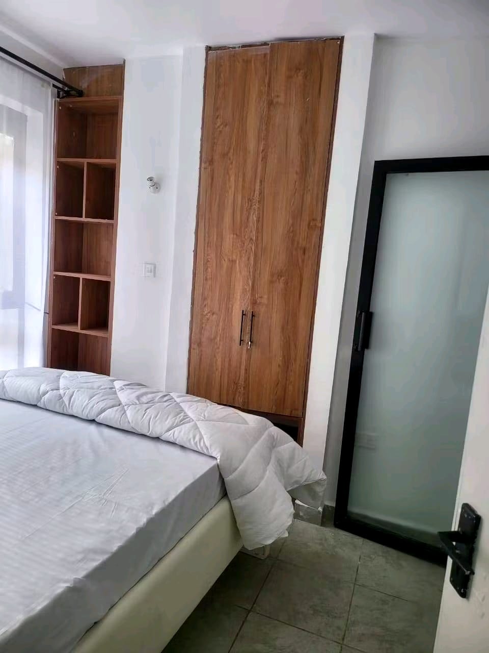 Suburbs 2dr - Image 1